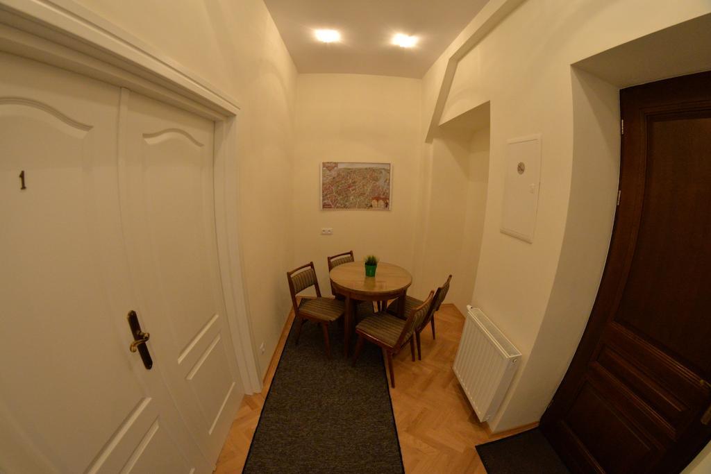 Royal Route 29 Comfort Rooms Краков Экстерьер фото