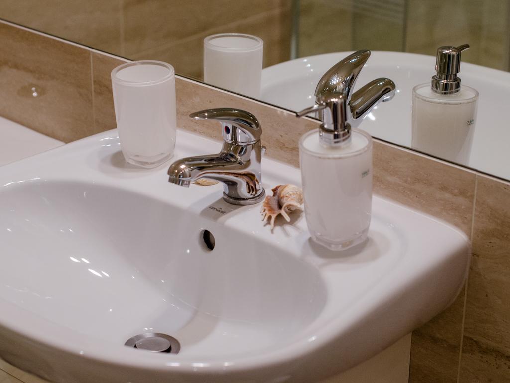 Royal Route 29 Comfort Rooms Краков Экстерьер фото