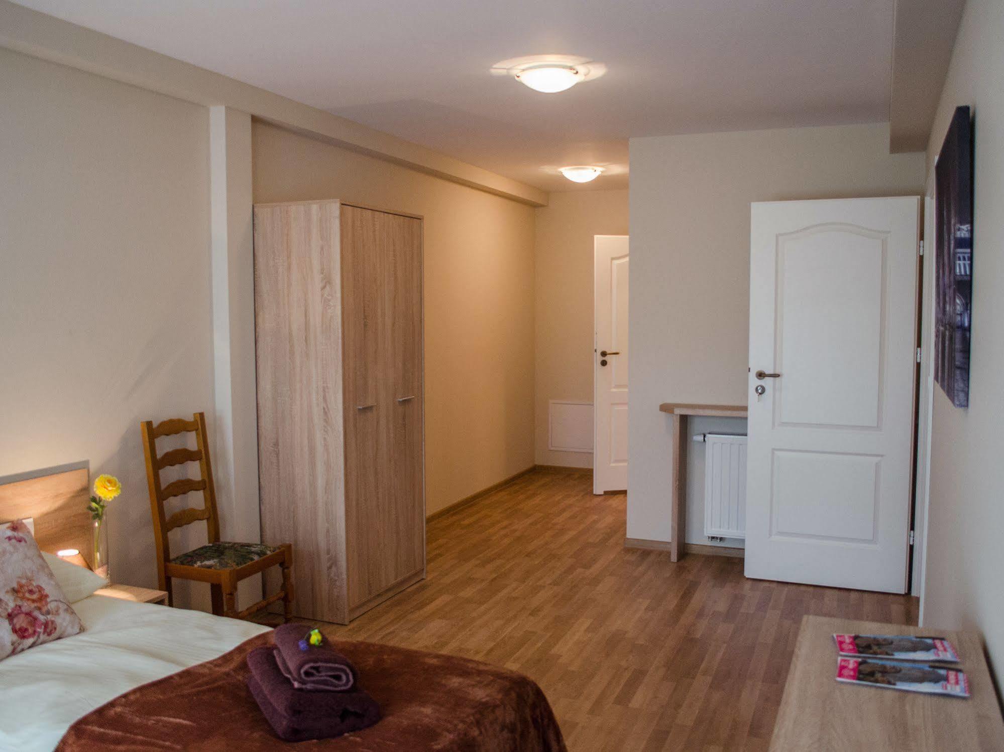 Royal Route 29 Comfort Rooms Краков Экстерьер фото