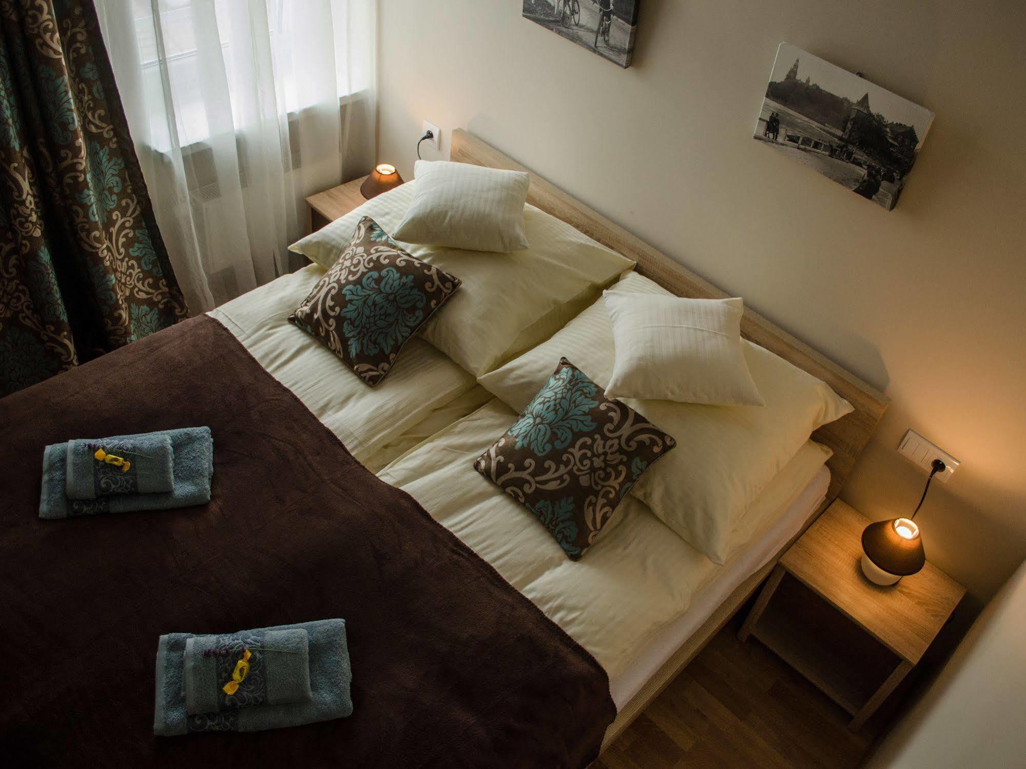 Royal Route 29 Comfort Rooms Краков Экстерьер фото
