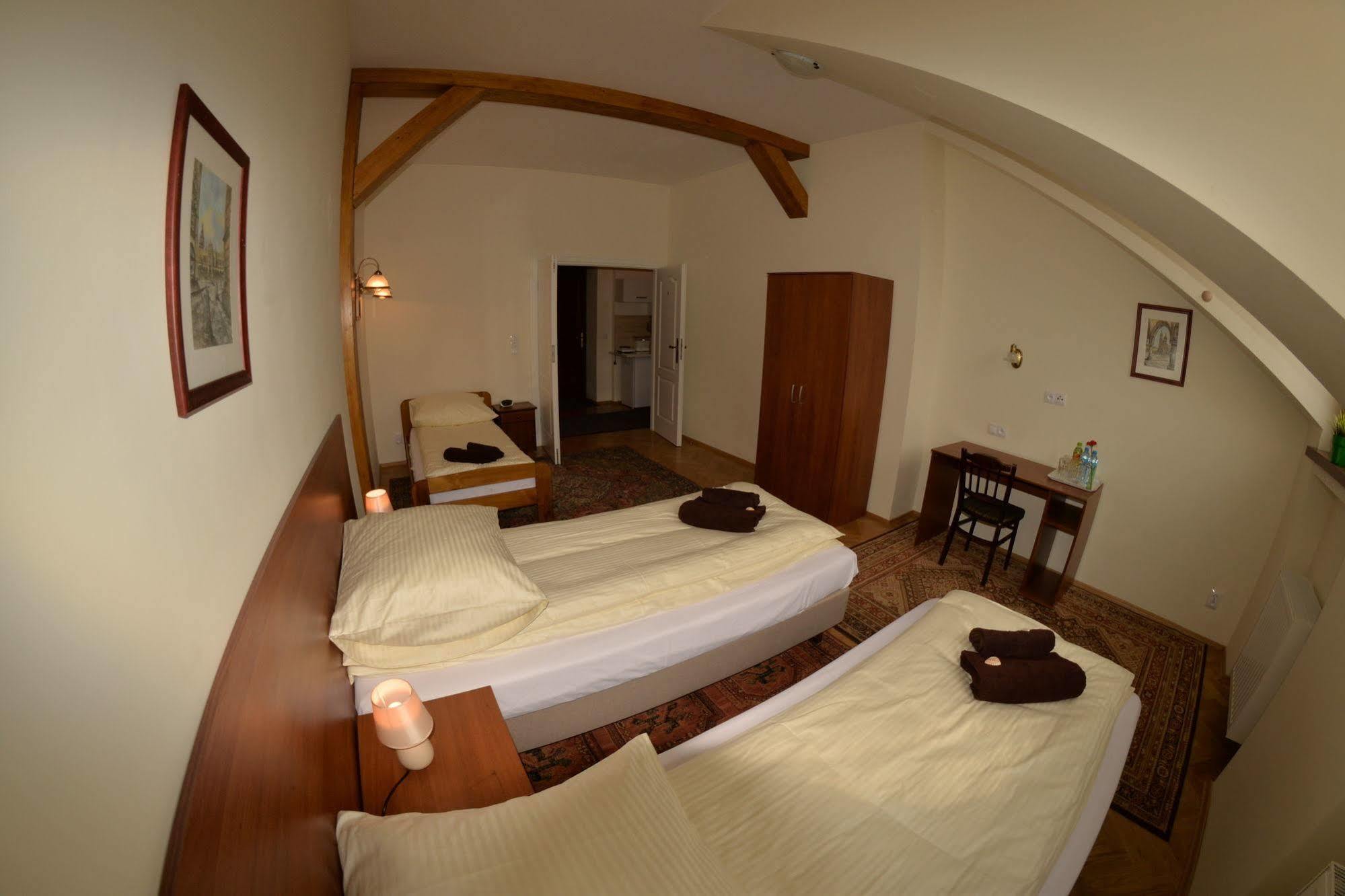 Royal Route 29 Comfort Rooms Краков Экстерьер фото