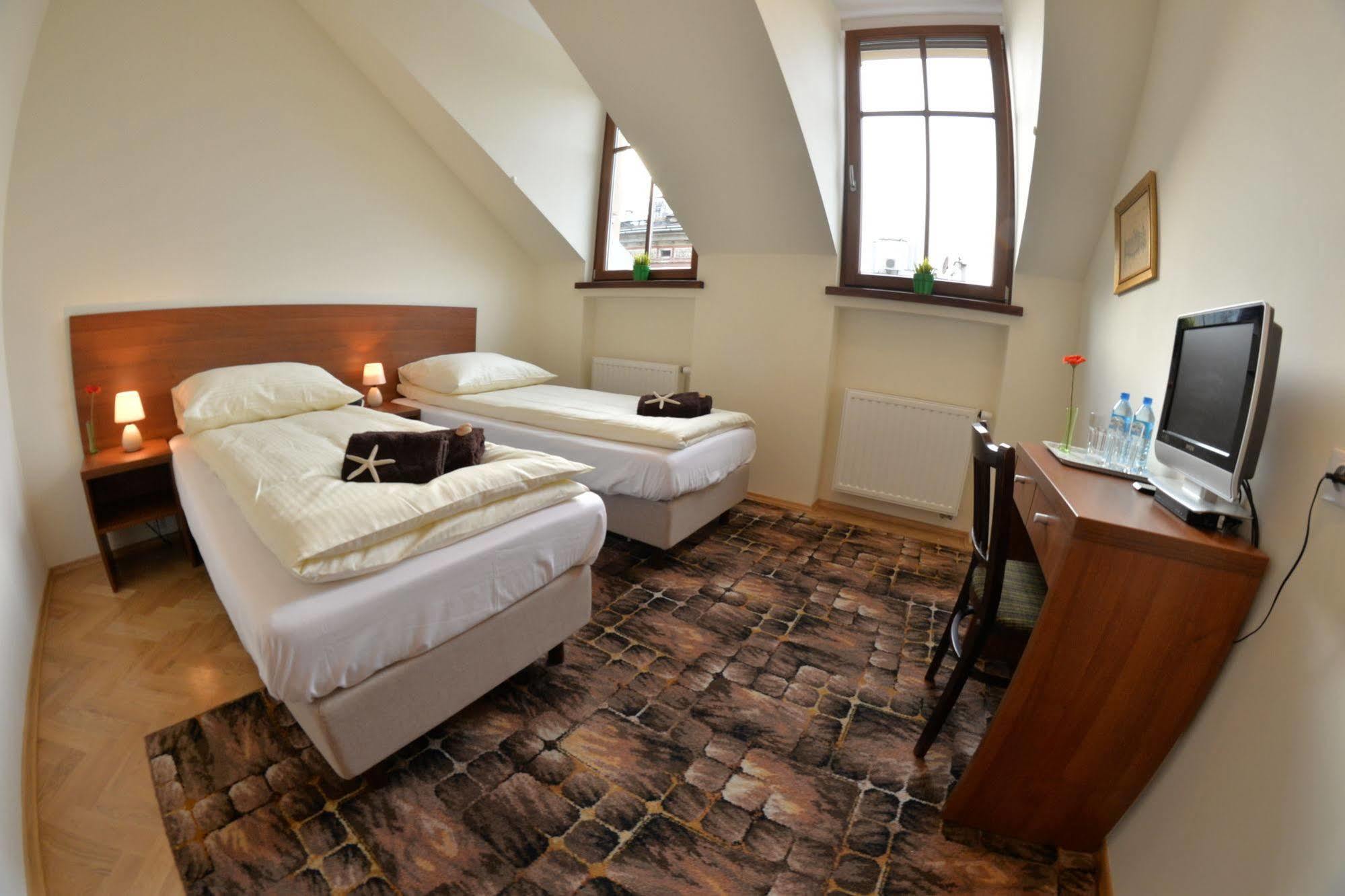 Royal Route 29 Comfort Rooms Краков Экстерьер фото