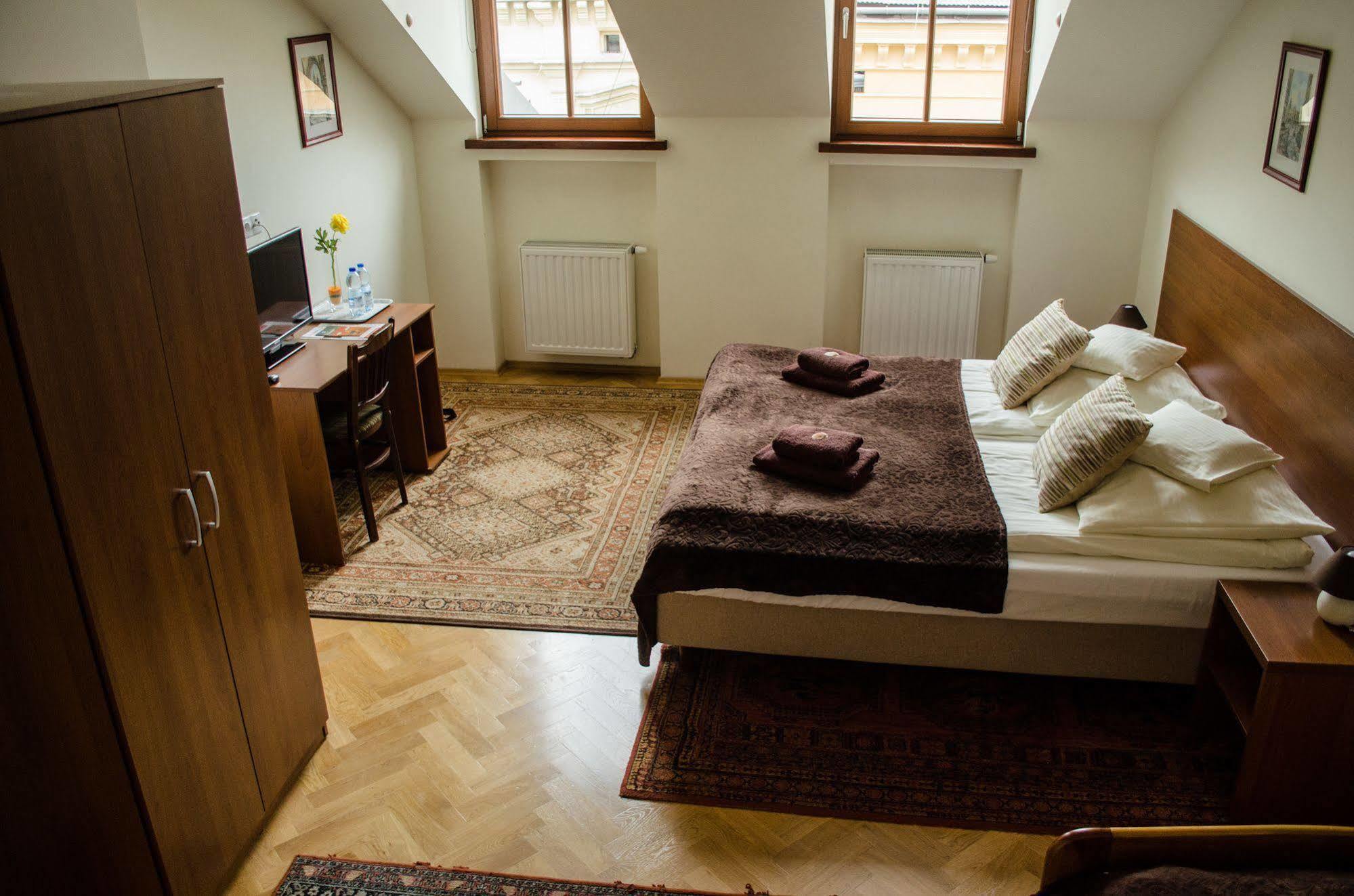 Royal Route 29 Comfort Rooms Краков Экстерьер фото