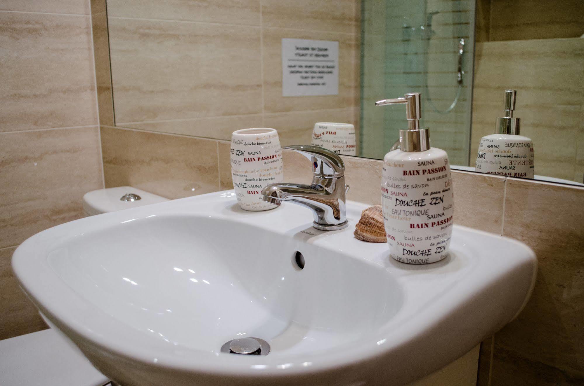 Royal Route 29 Comfort Rooms Краков Экстерьер фото