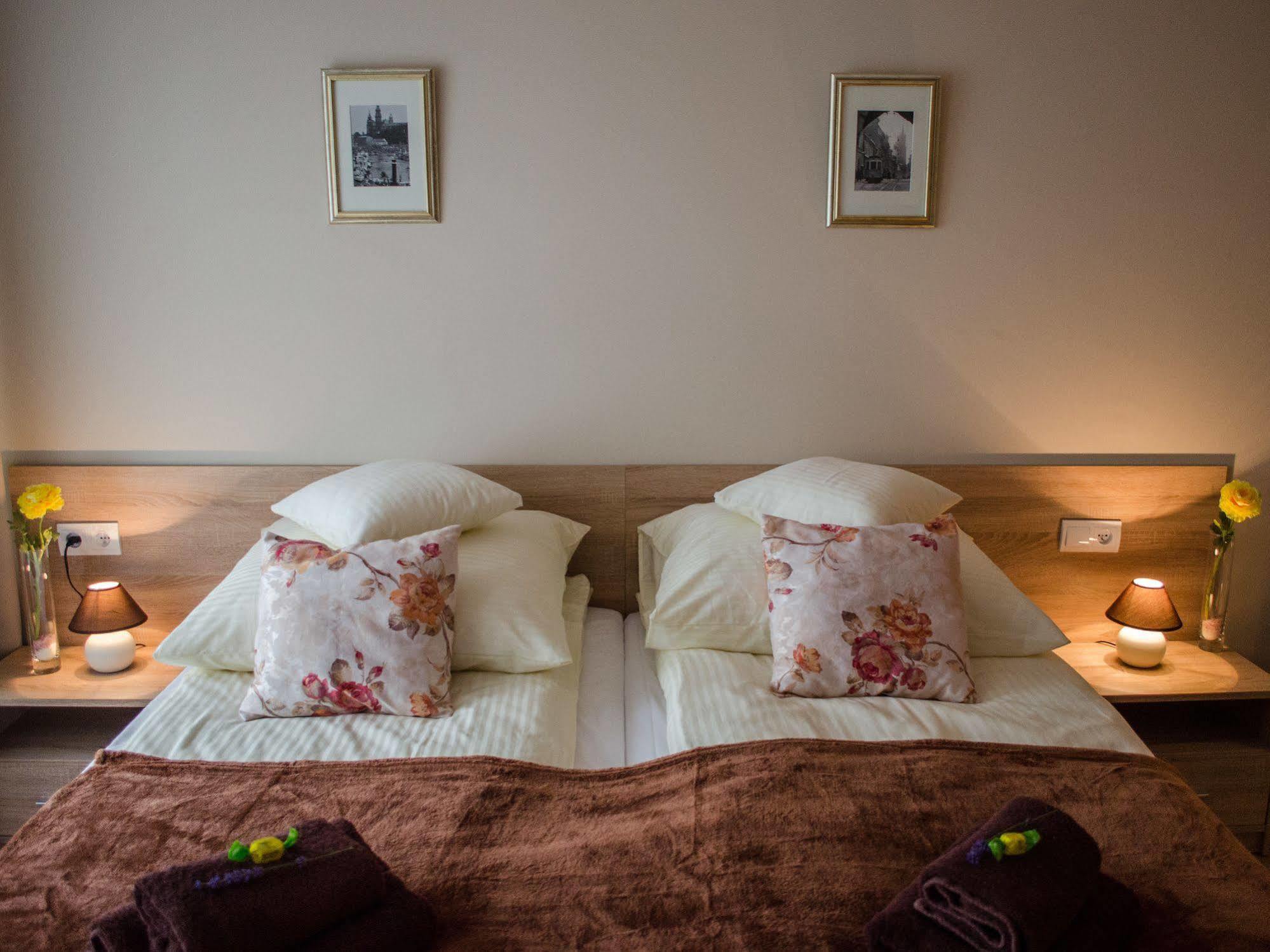 Royal Route 29 Comfort Rooms Краков Экстерьер фото