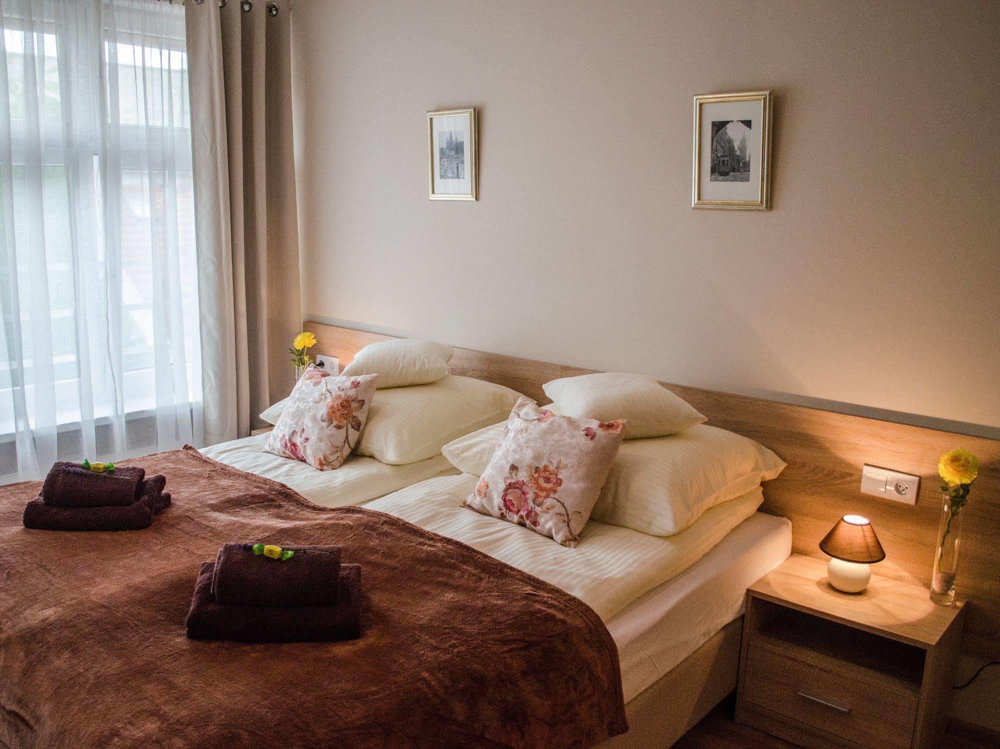 Royal Route 29 Comfort Rooms Краков Экстерьер фото