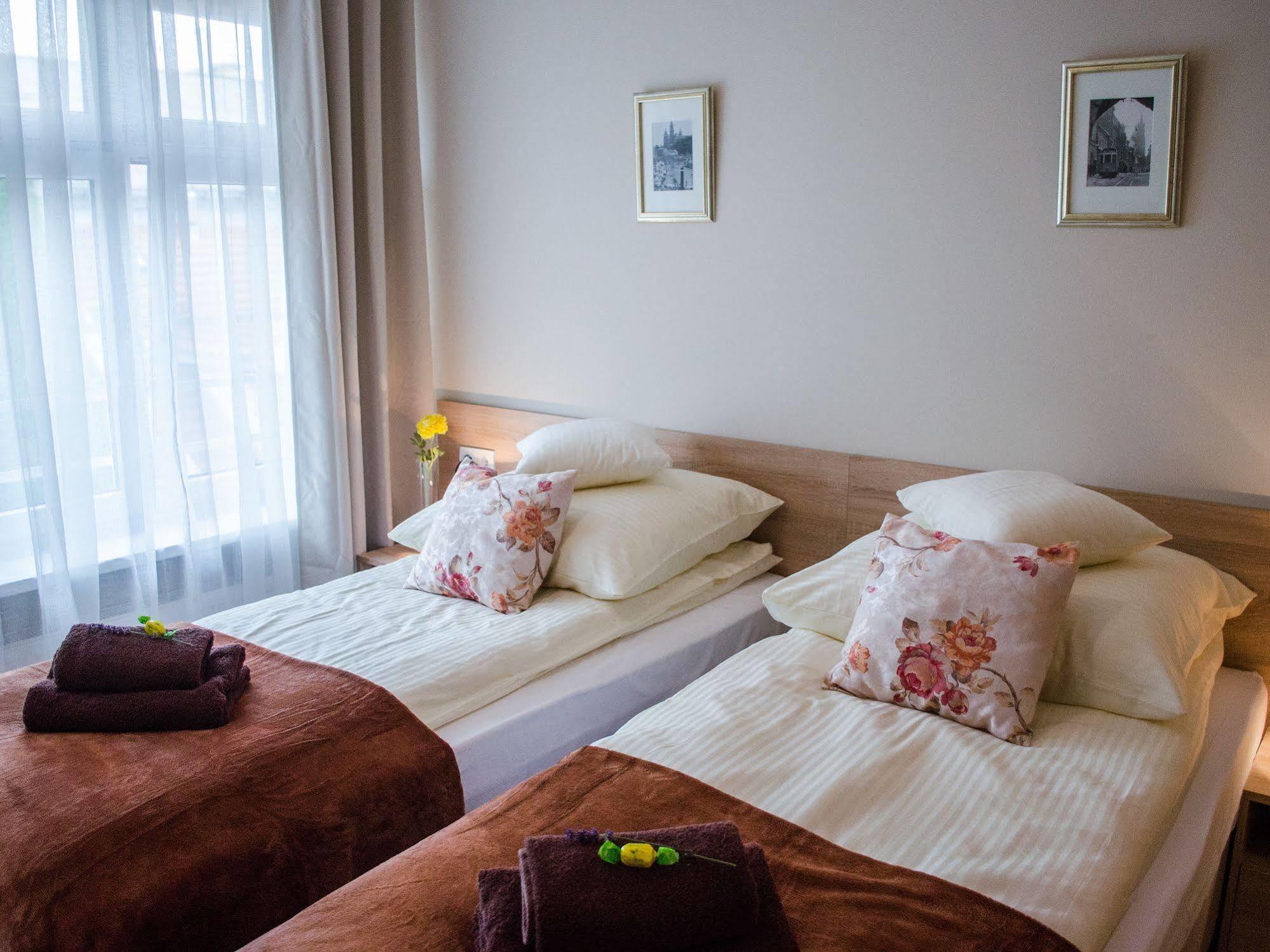 Royal Route 29 Comfort Rooms Краков Экстерьер фото